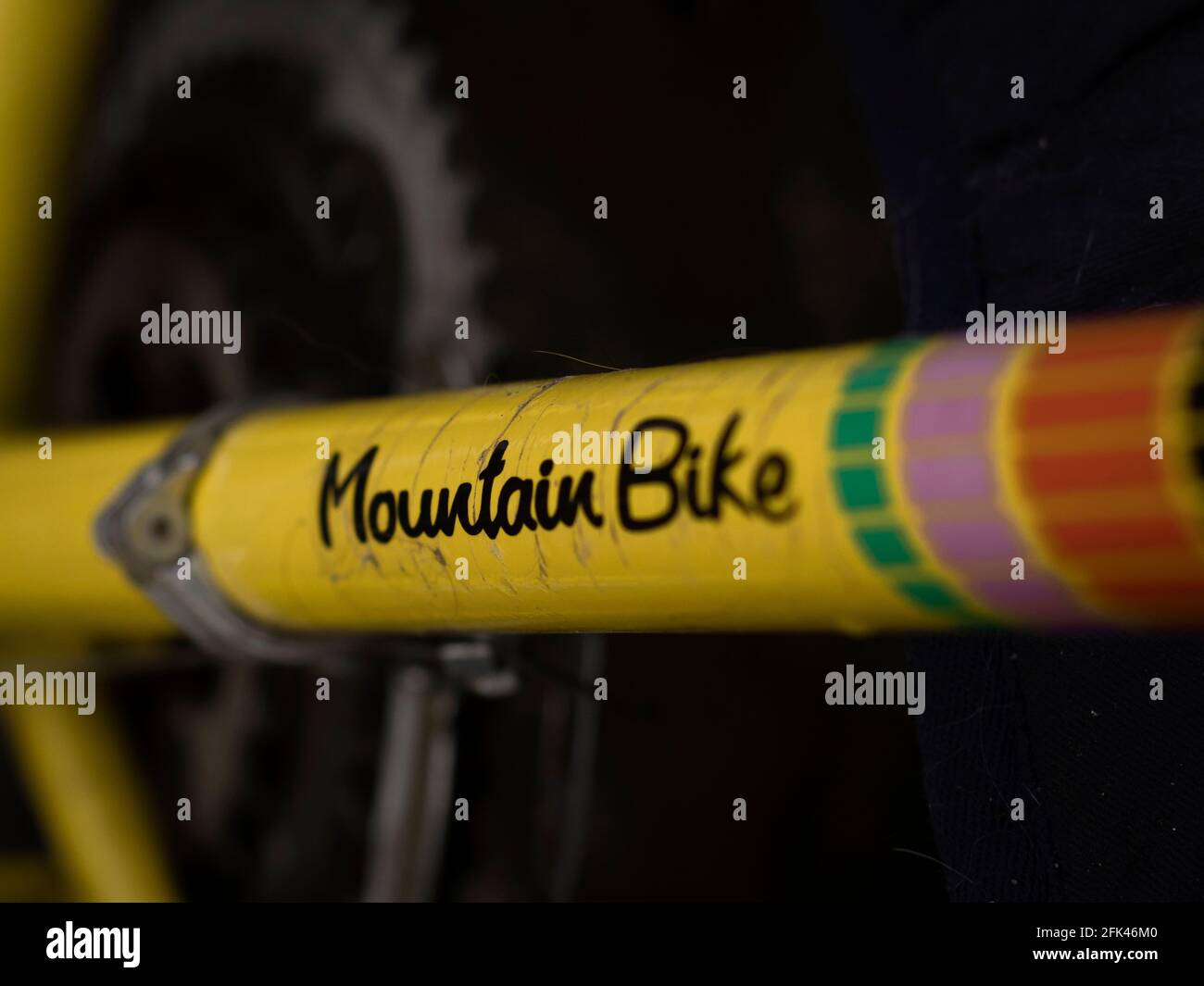 Yellow mountain bike hi-res stock photography and images - Alamy