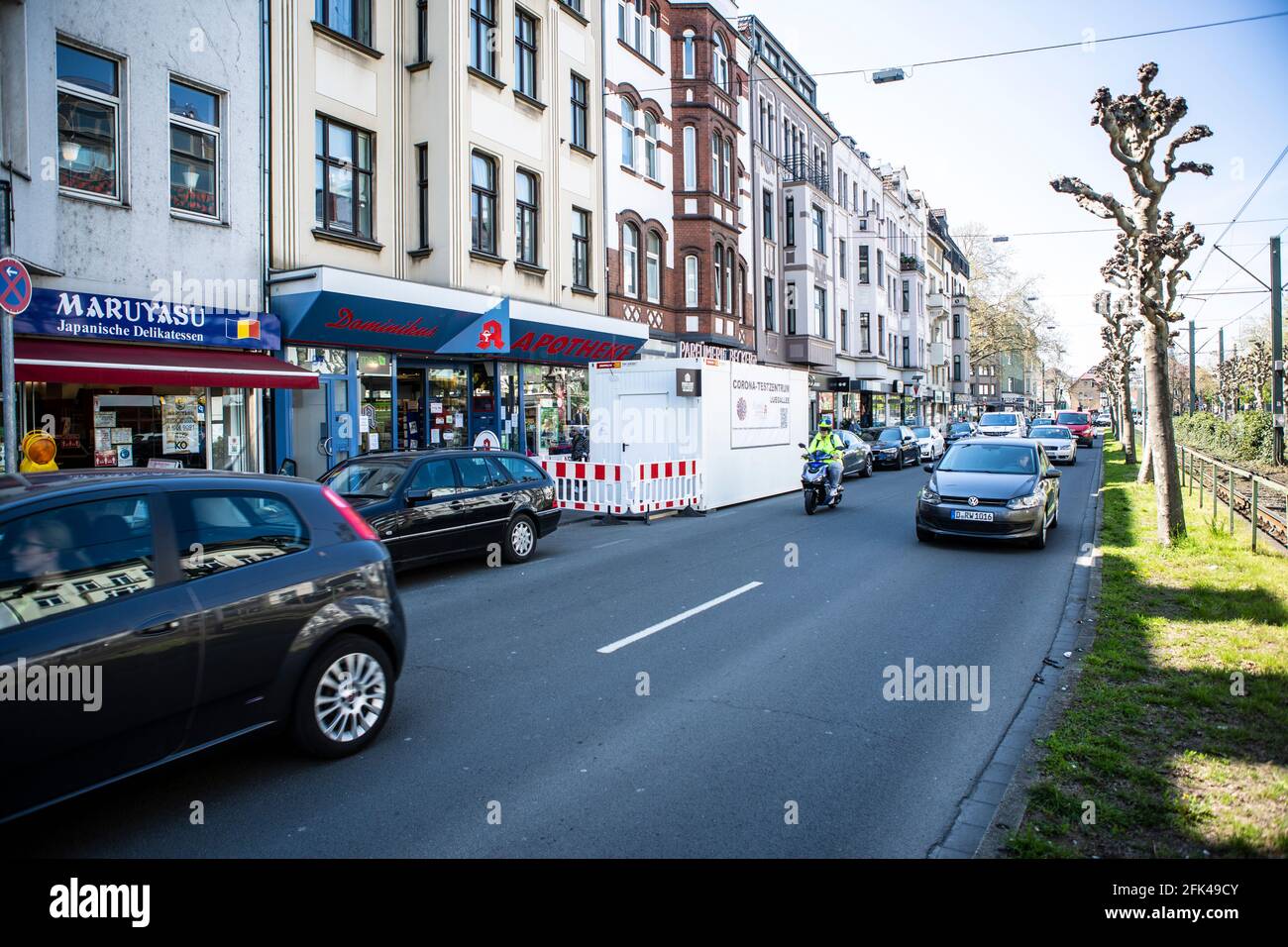 Container für Covid19-Schnelltest an der Luegallee in Düsseldorf vor einer Apotheke. Stock Photo