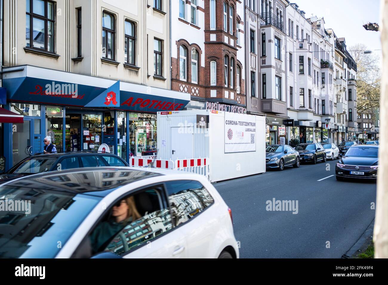 Container für Covid19-Schnelltest an der Luegallee in Düsseldorf vor einer Apotheke. Stock Photo