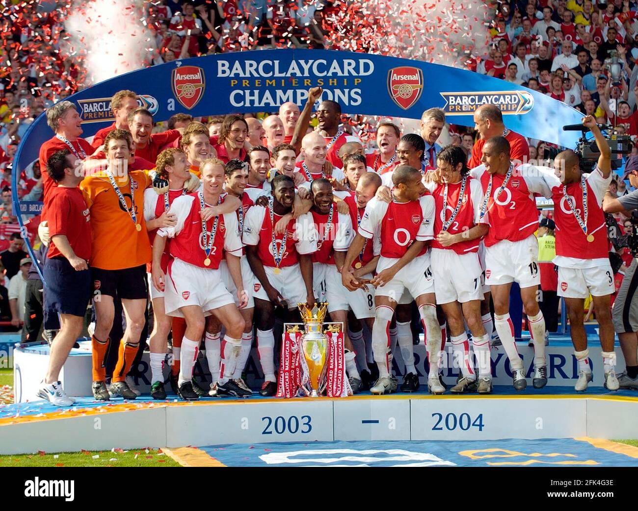 ARSENAL V LEICESTER 15/5/2004 ARSENAL GET THE CHAMPIONSHIP TROPHY PICTURE  DAVID ASHDOWNPREMIER LEAGUE FOOTBALL Stock Photo - Alamy