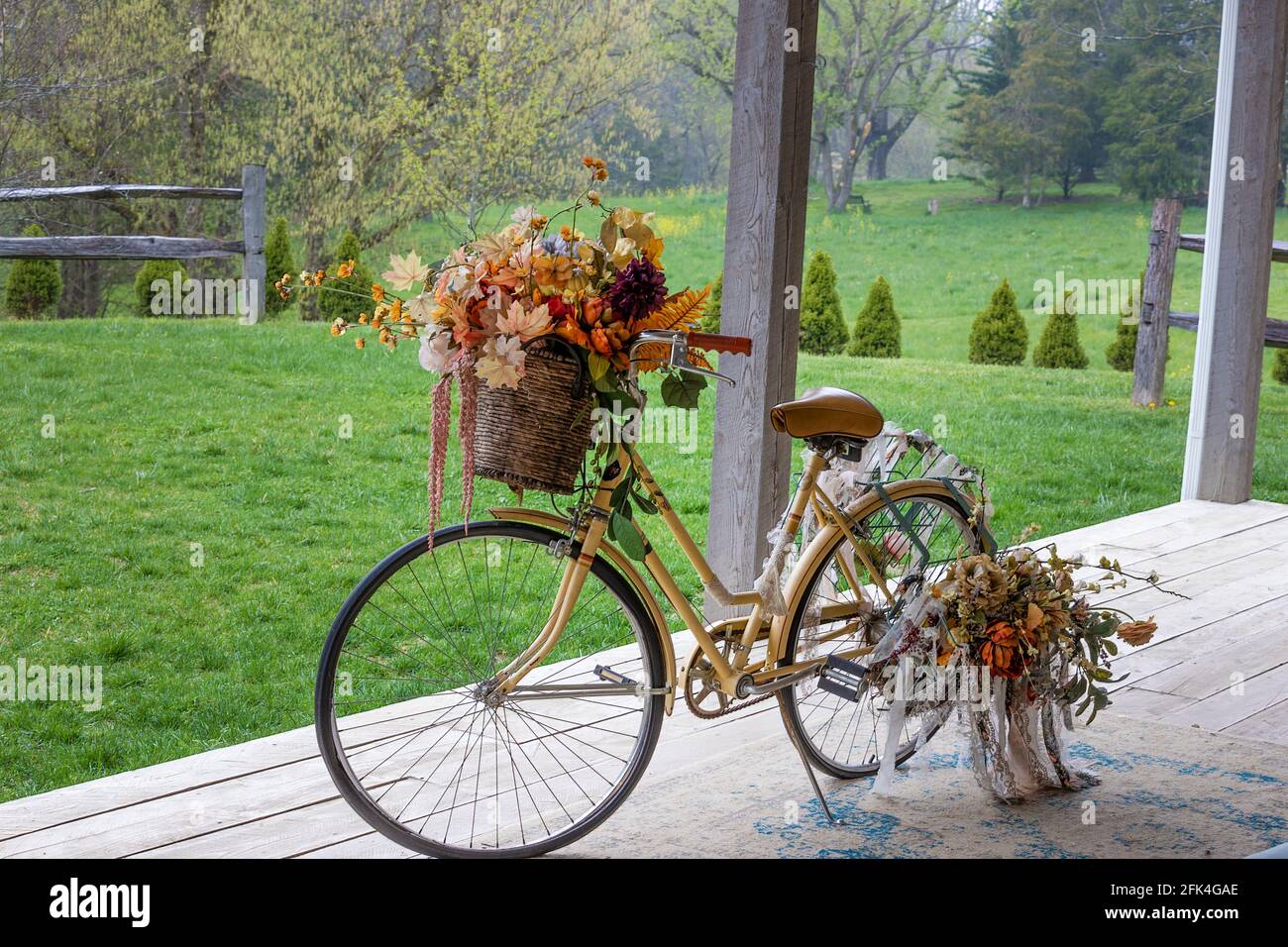 Fence post flowers hi-res stock photography and images - Alamy