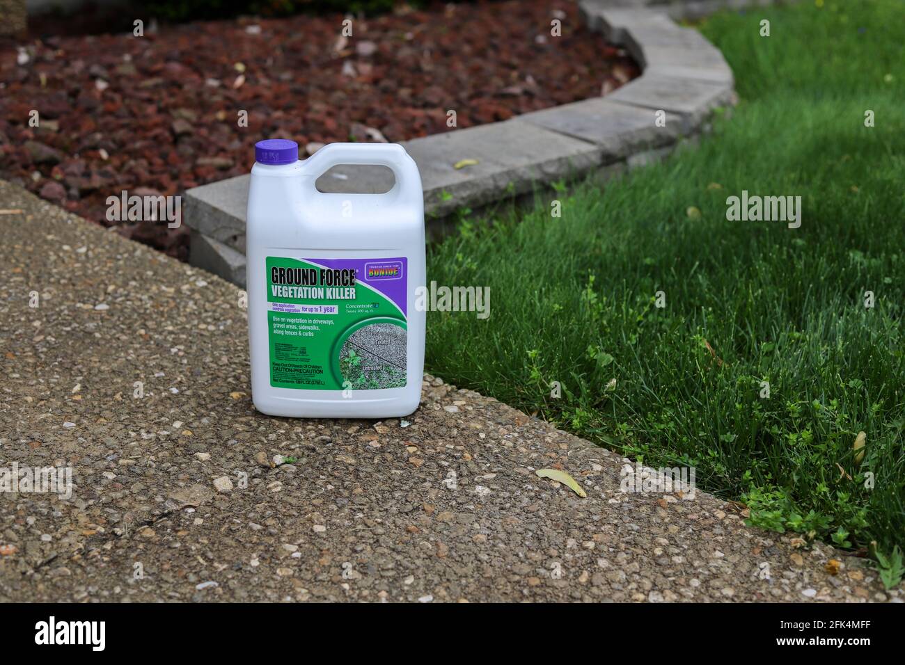 Lawn weed killer hires stock photography and images Alamy