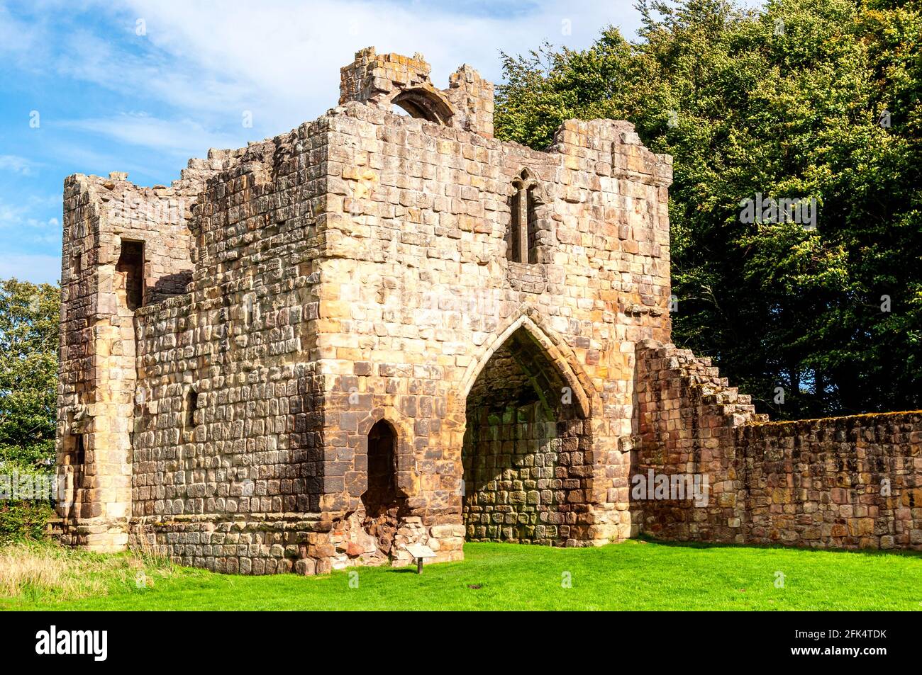 The ruins of the once formidable two-storey 14th century gatehouse comprising a vaulted gate passage, two towers at the front and the curtain wall Stock Photo
