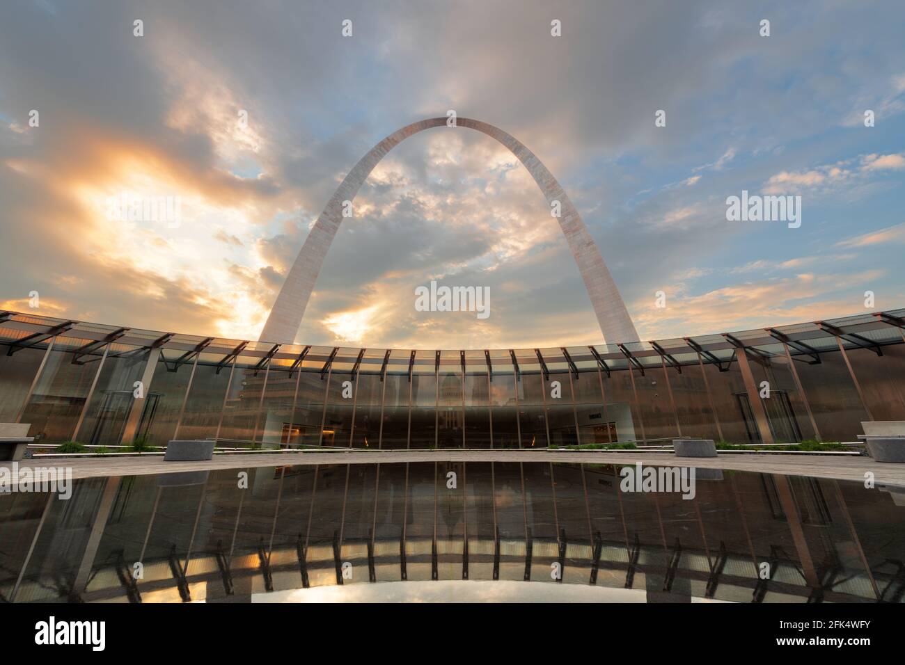 ST. LOUIS, MISSOURI - AUGUST 25, 2018: The Gateway Arch and Visitor Center in Gateway Arch National Park at dawn. Stock Photo