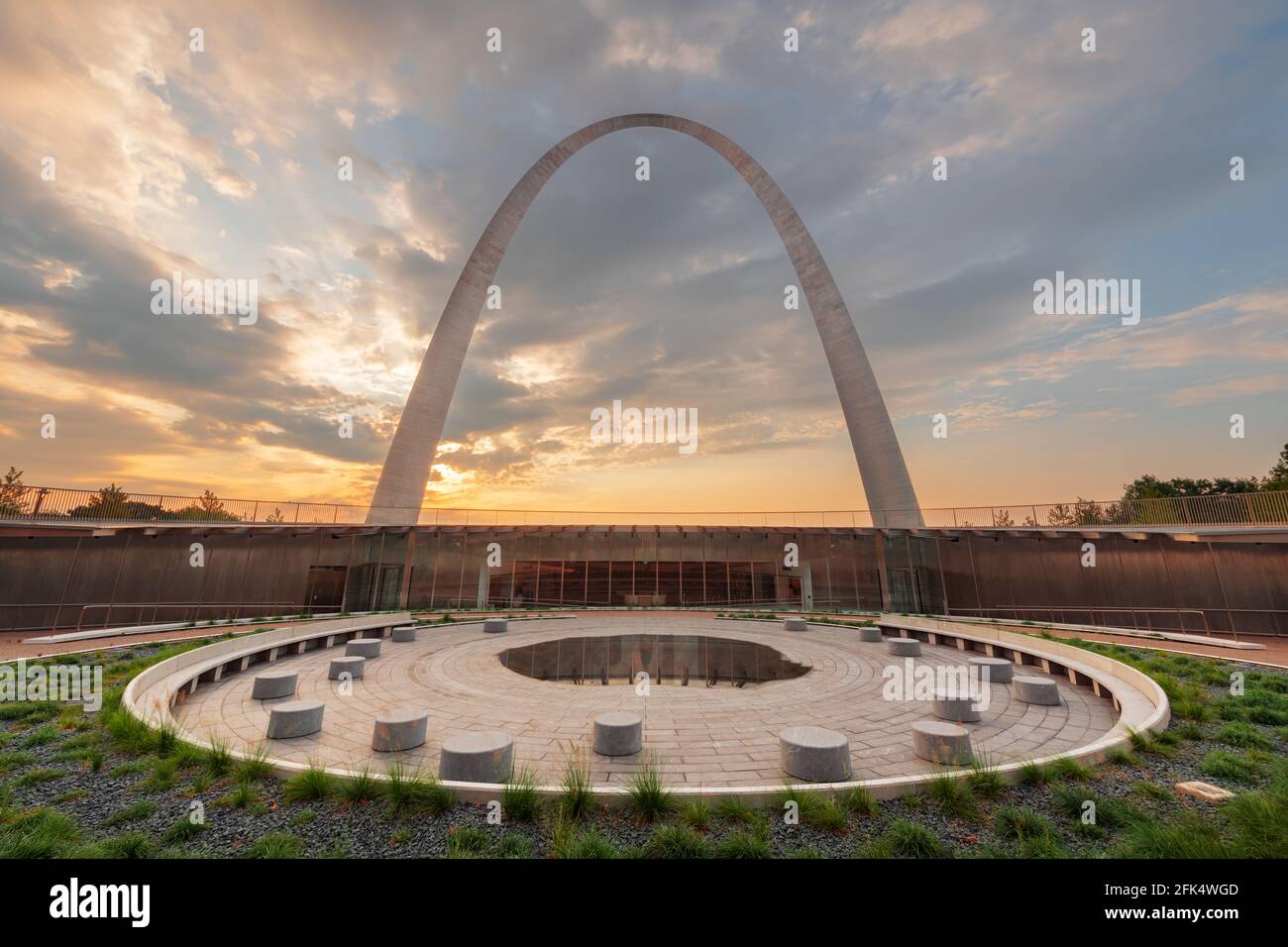 ST. LOUIS, MISSOURI - AUGUST 25, 2018: The Gateway Arch and Visitor Center in Gateway Arch National Park at dawn. Stock Photo