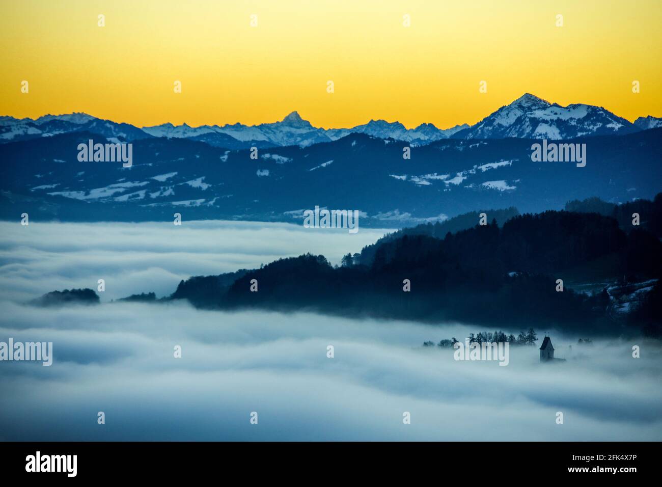 Wolfhalden über dem Rheintaler NebelmeerHintergrund: Vorarlberger und deutsche Alpen Stock Photo