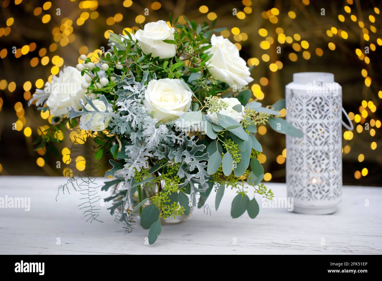 Blumenstrauss auf Holz vor Lichterkette Stock Photo