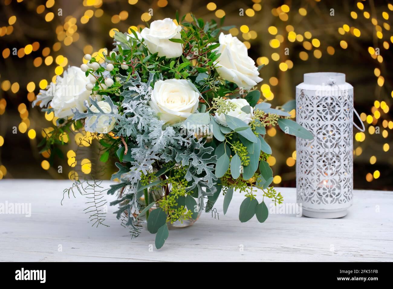 Blumenstrauss auf Holz vor Lichterkette Stock Photo