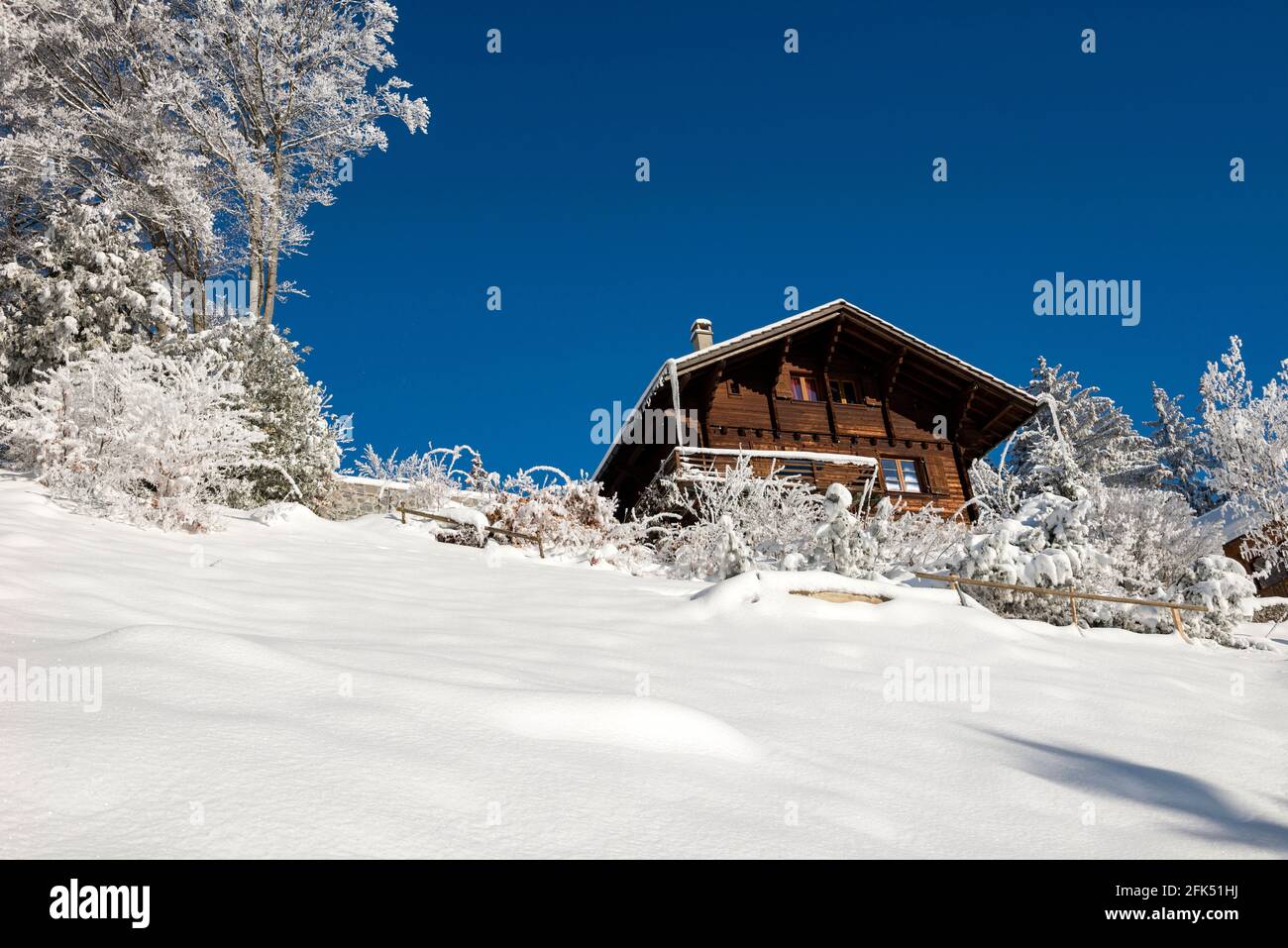 Switzerland, Vaud, Waadt, hiver, winter, neige, Schnee, snow, les Hauts de  Caux, Montreux, maisons, Häuser, houses, chalet *** Local Caption *** Swit  Stock Photo - Alamy