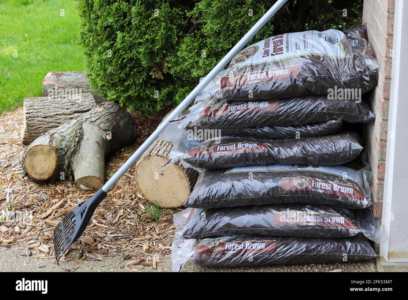 Mulch pile hires stock photography and images Alamy