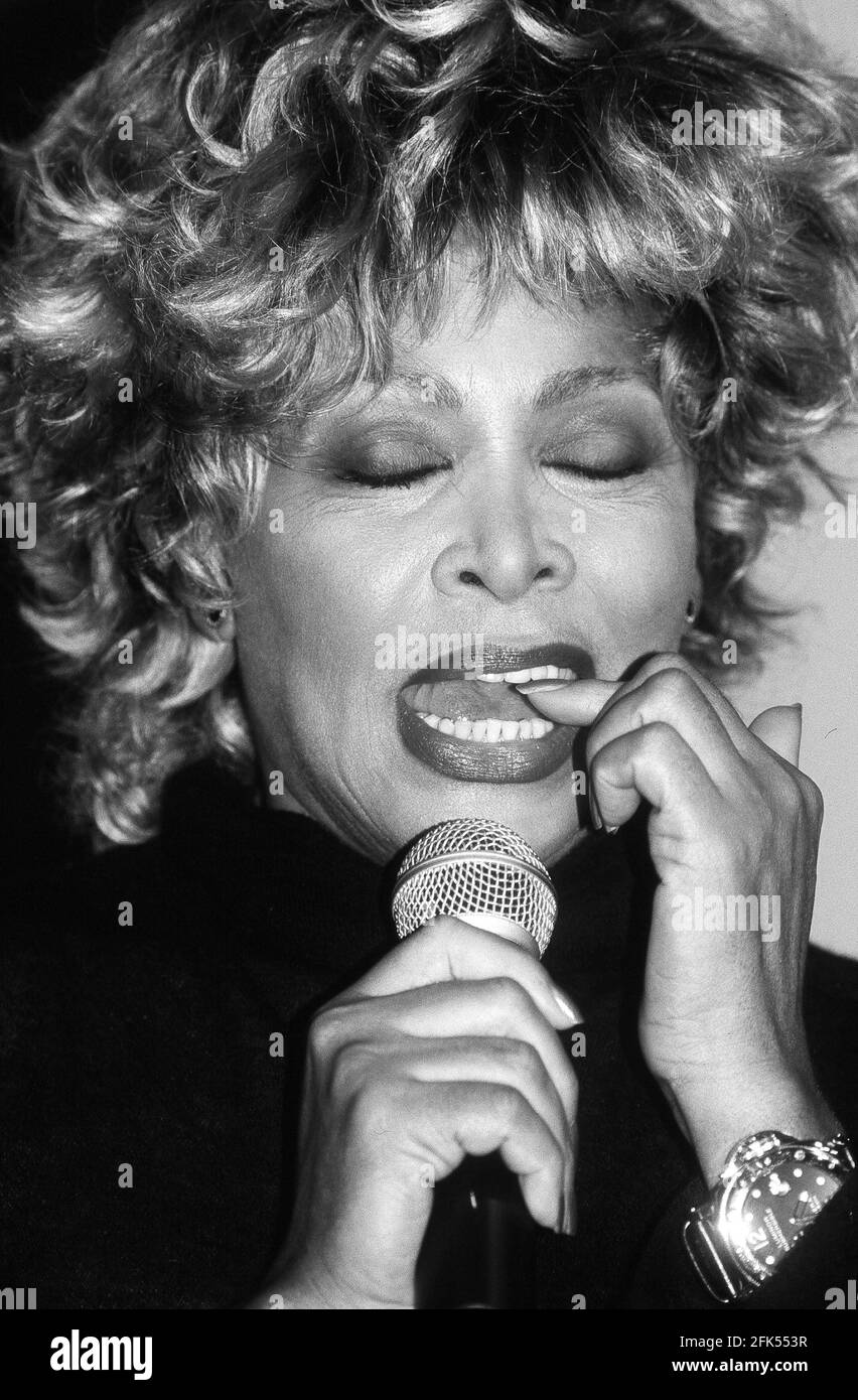 Tina Turner at the Twenty Four Seven album and tour press conference at the Pavillion Gabriel, Paris,France 27th October 1999 Stock Photo