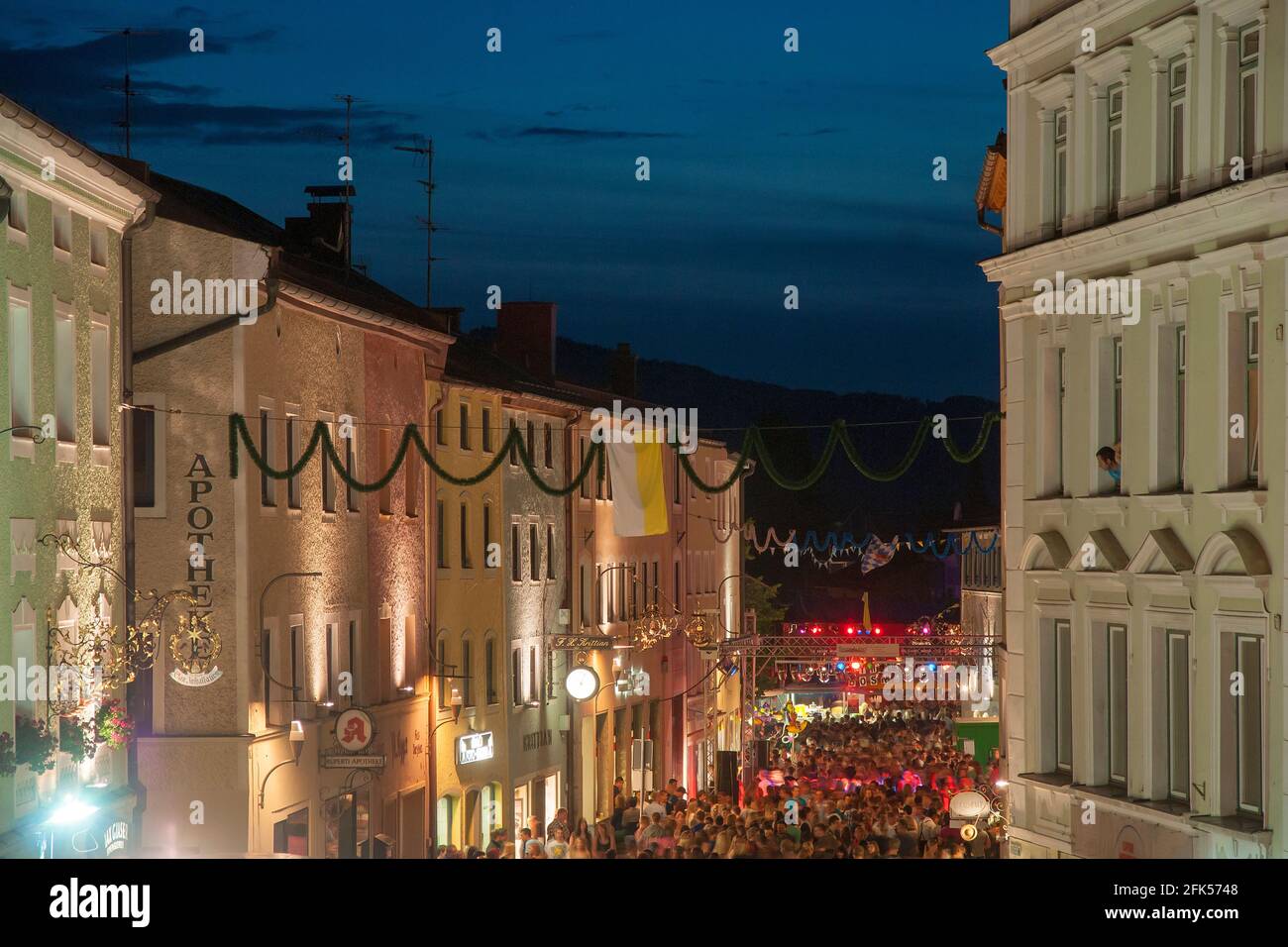 die Marktstraße von Teisendorf - die Partymeile - eine großartige Veranstaltung für junge Leute und Junggebliebene Stock Photo