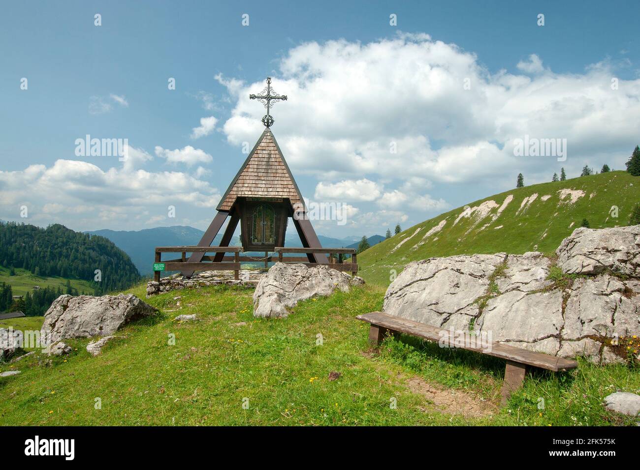 Gipfelkreuz auf der Hochalm hoch über Unken am Sonntagshorn Stock Photo