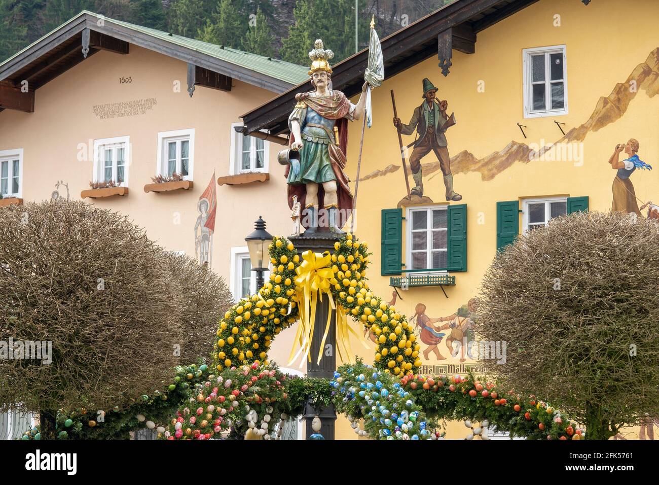 der Osterbrunnen auf dem Florianiplatz in Bad Reichenhall Stock Photo