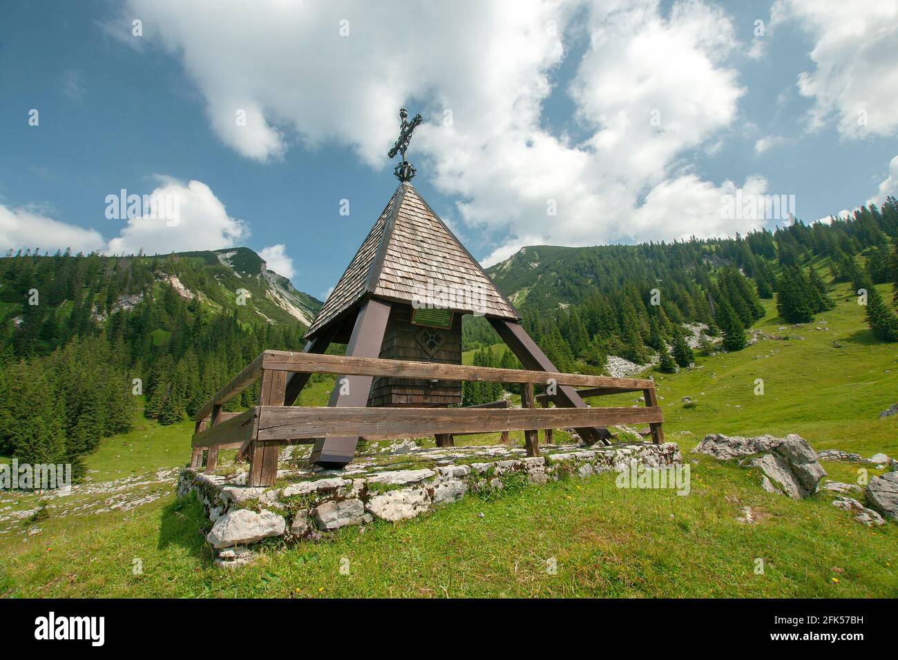 Gipfelkreuz auf der Hochalm hoch über Unken am Sonntagshorn Stock Photo