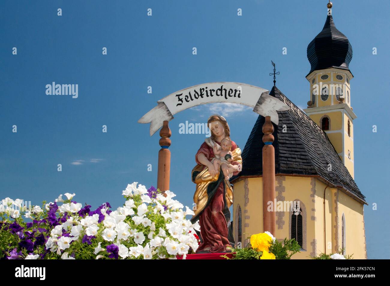 90jähriges Jubiläum des Trachtenvereins Edelweiß Ainring-Hammerau die Pfarrkirche von Feldkirchen in Miniatur Stock Photo