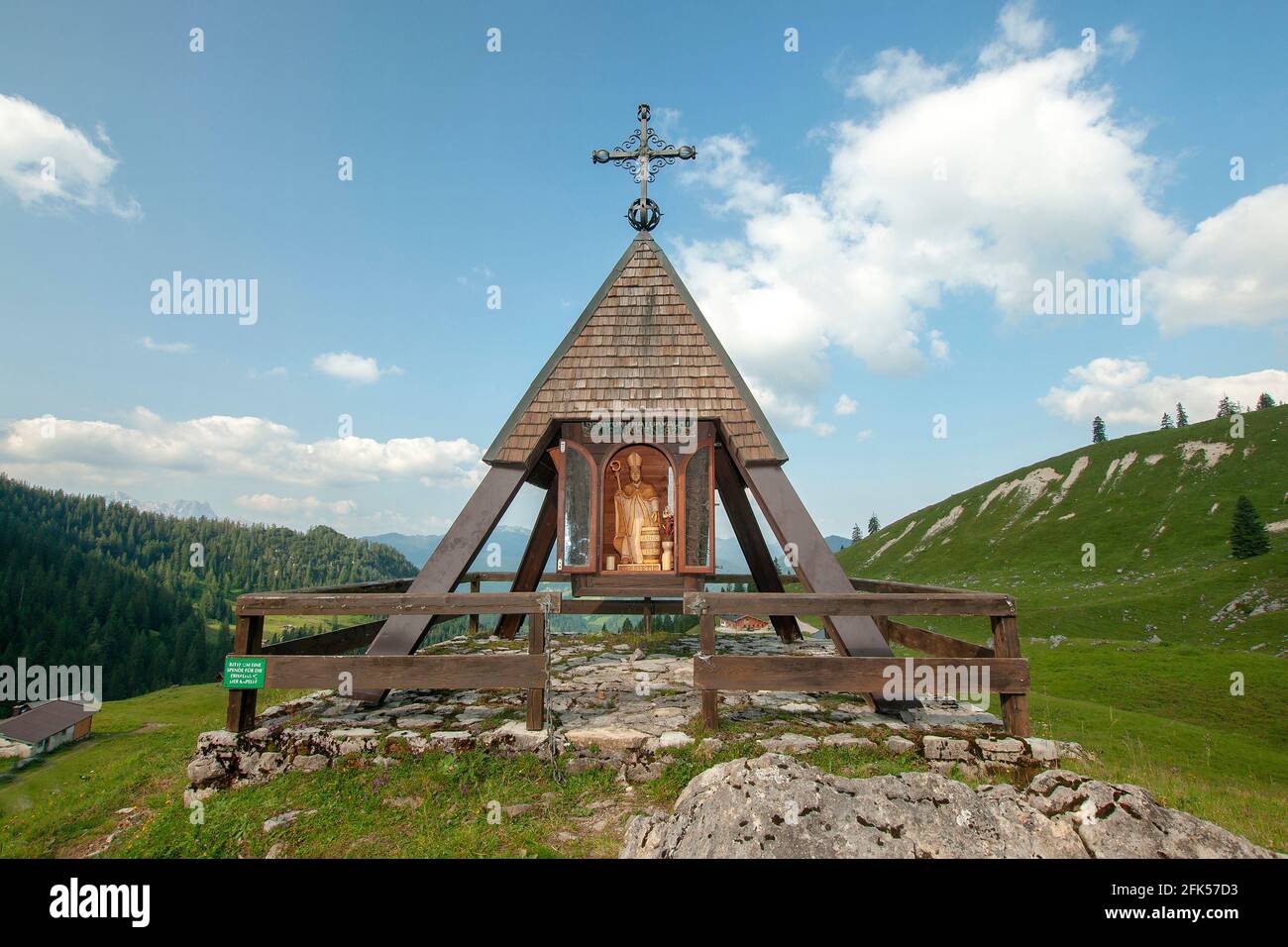 Gipfelkreuz auf der Hochalm hoch über Unken am Sonntagshorn Stock Photo