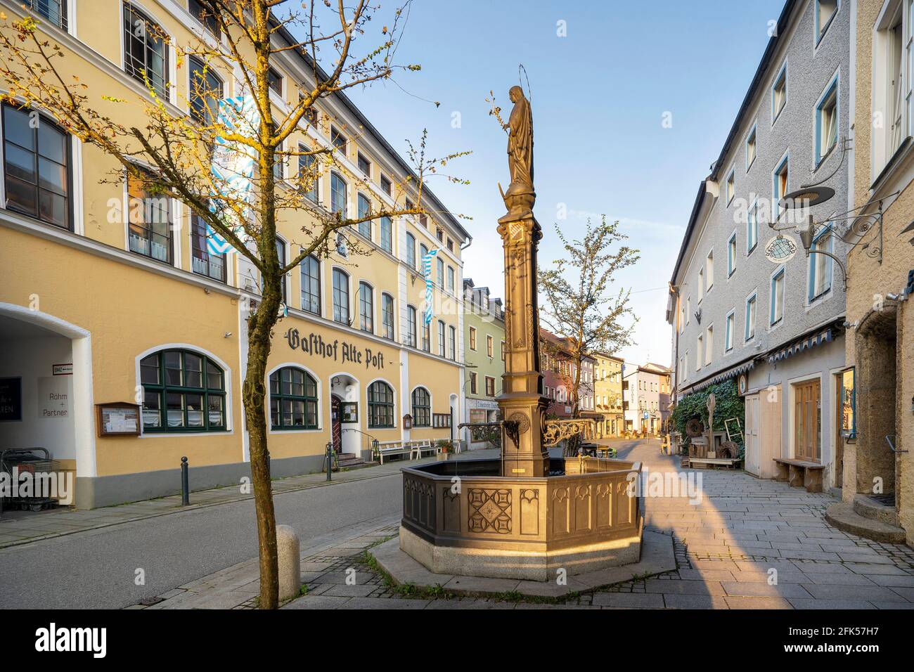 die Marktstraße in Teisendorf mit den herrlichen Fassaden und dem Marienbrunnen Stock Photo