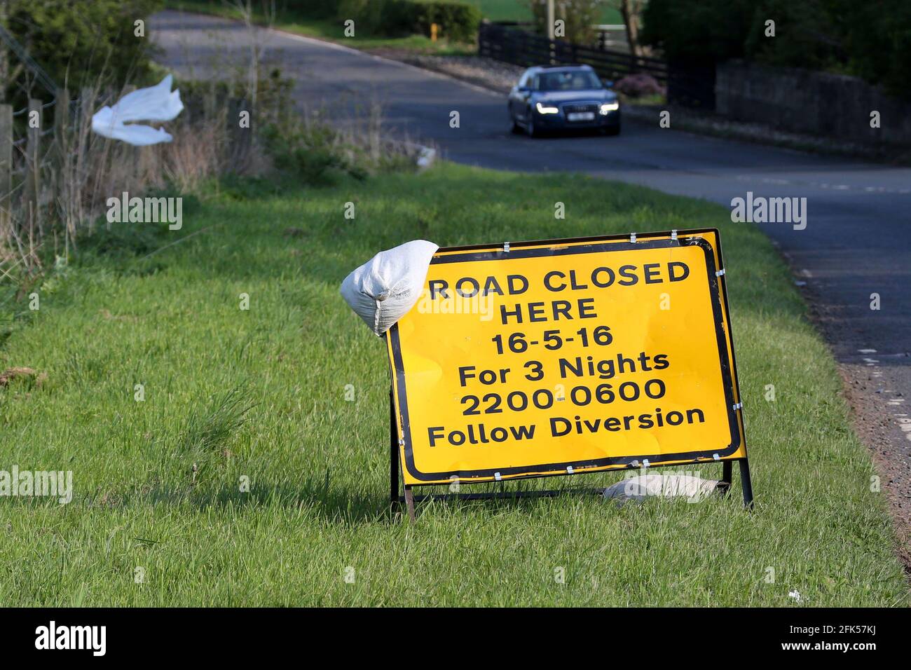 Temporay yellow road signs hires stock photography and images Alamy