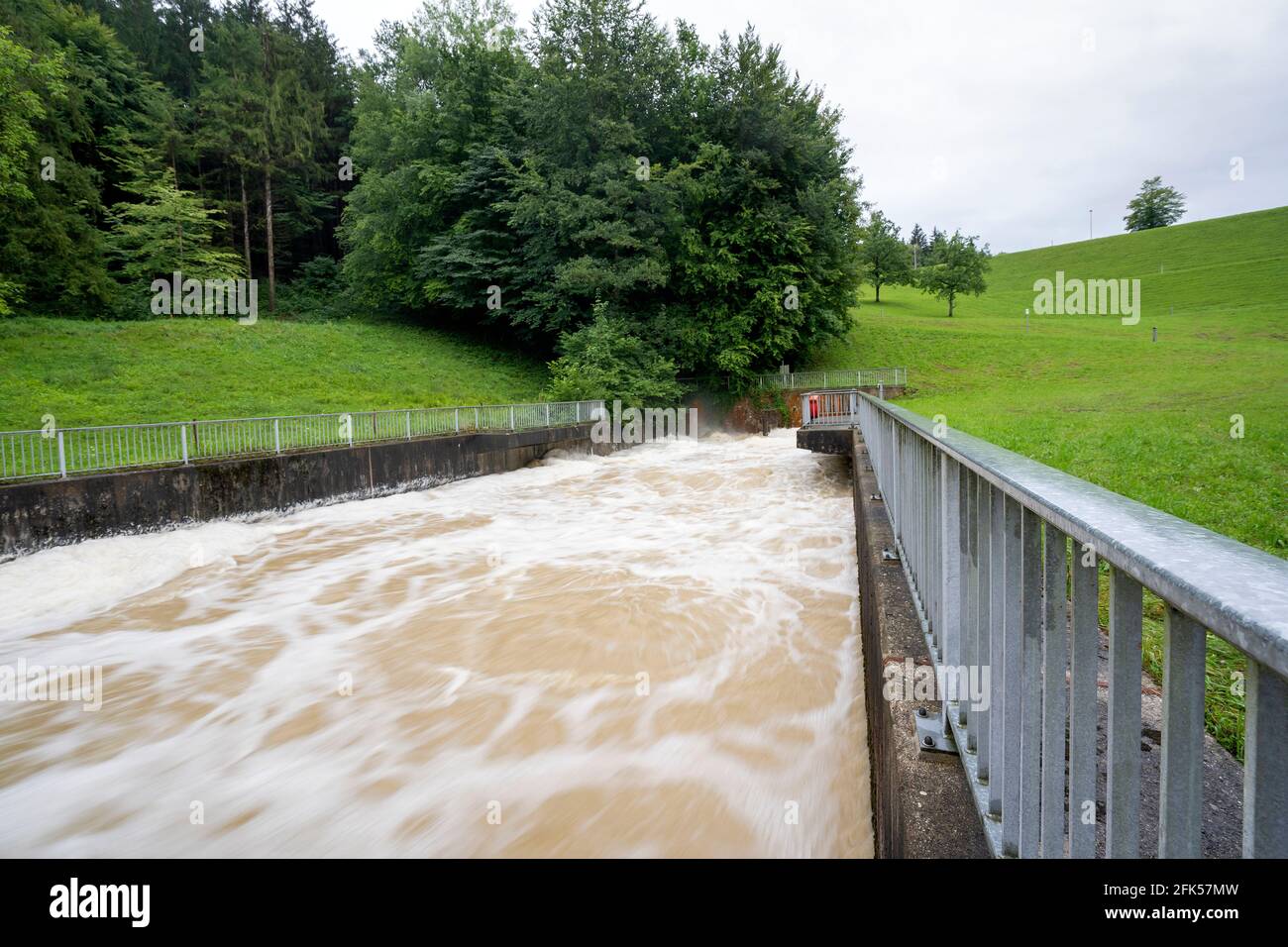 Hochwasser am Surspeicher in der Gemeinde Teisendorf an der Grenze zur Gemeinde Petting  der Ablauf Stock Photo