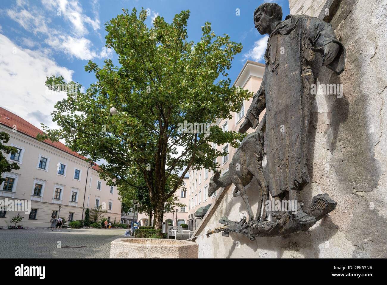 der Ägidibrunnen in der Fußgängerzone der Kur- und Einkaufsstadt in Bad Reichenhall, Bayern Stock Photo