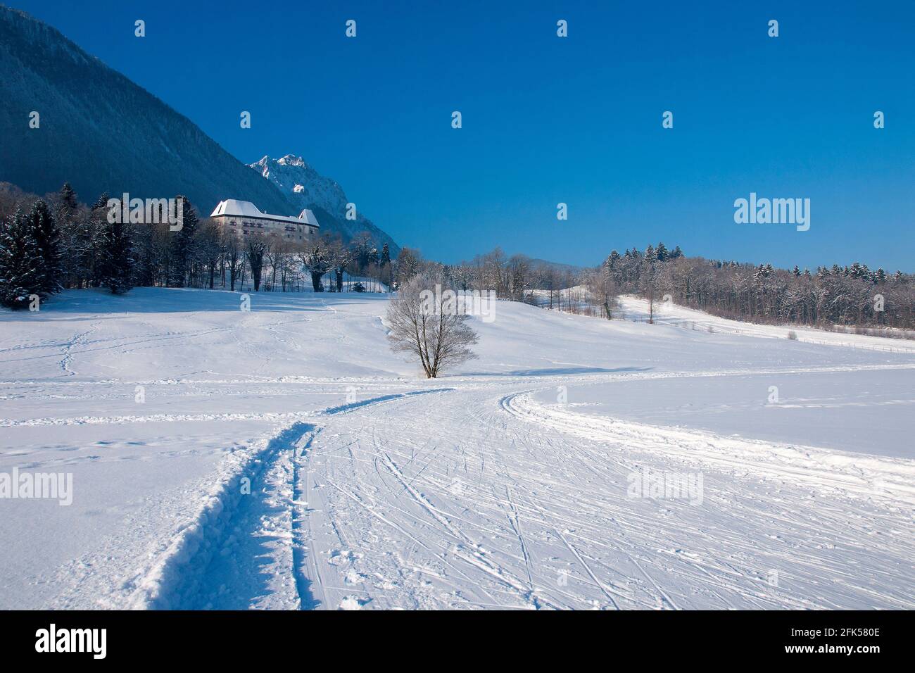 das Schloss Staufeneck am Fuße des Hochstaufen im tiefverschneiten Winter Stock Photo