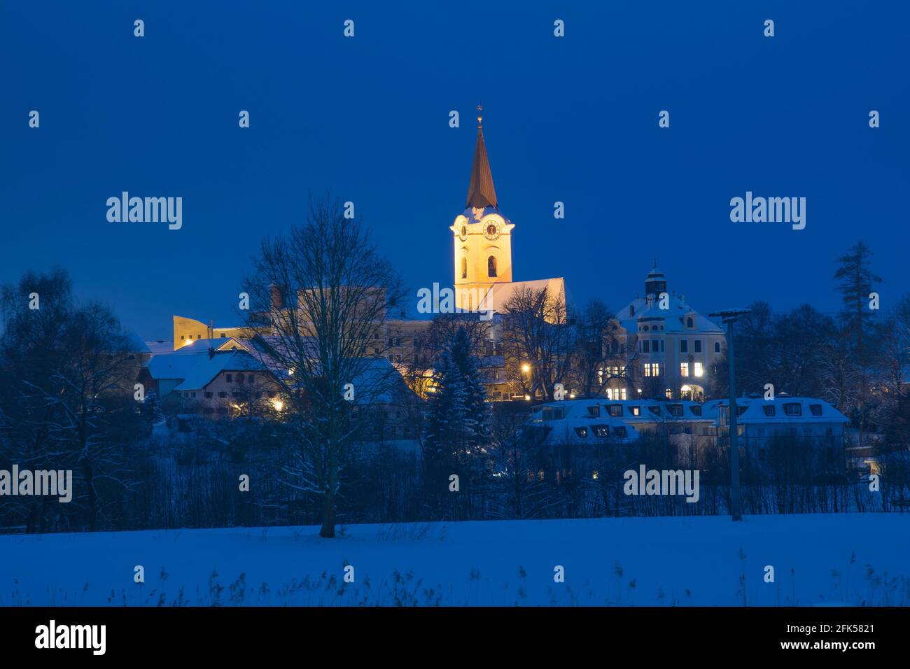 Teisendorf im herrlich tiefverschneiten Winter bei Nacht Stock Photo