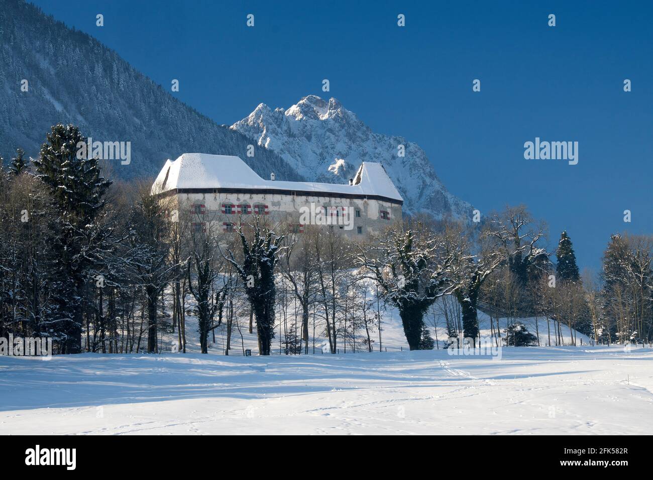 das Schloss Staufeneck am Fuße des Hochstaufen im tiefverschneiten Winter Stock Photo