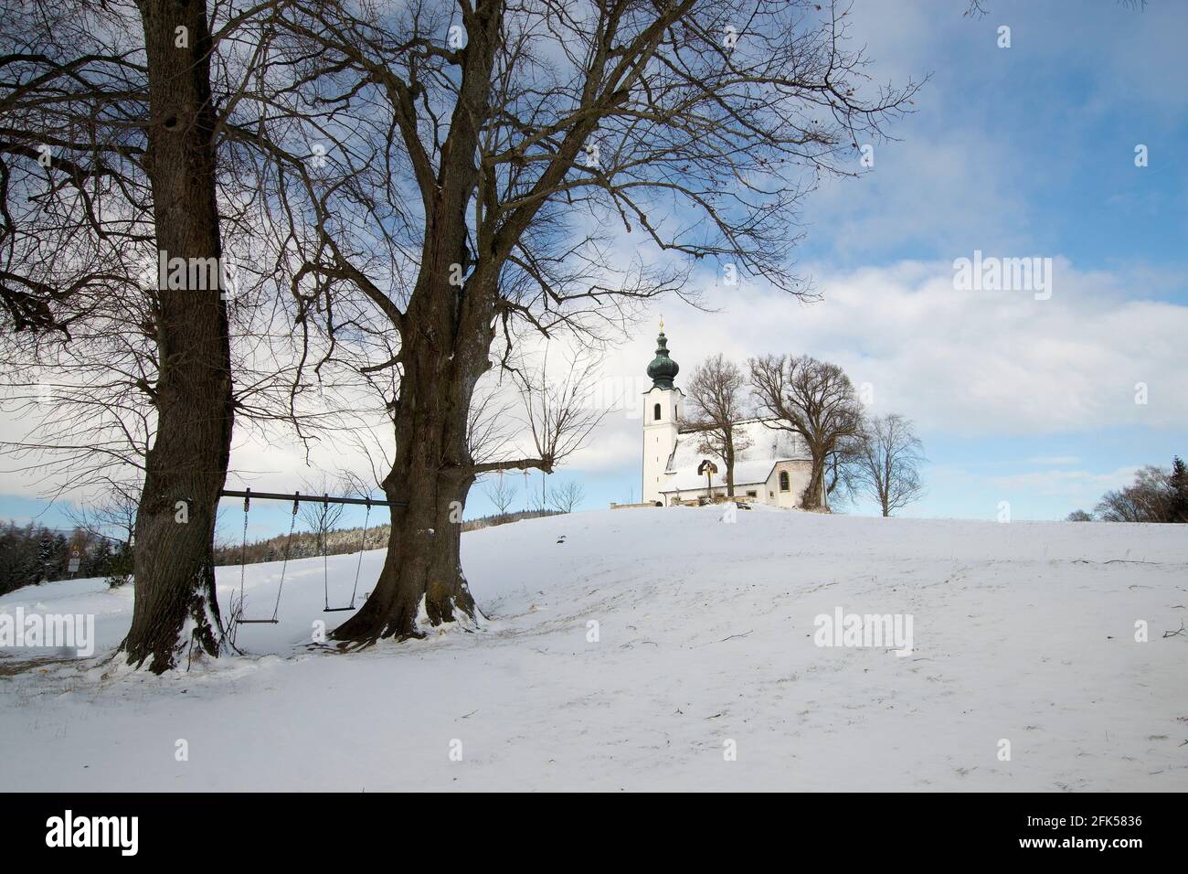 der winterliche Johannishögl in der Gemeinde Piding Stock Photo