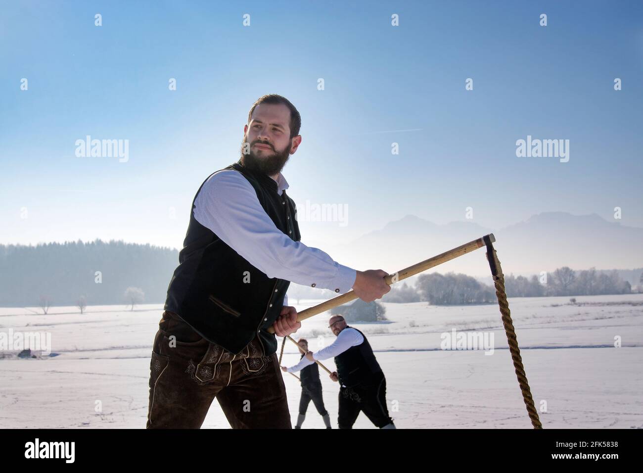 Aperschnalzen im tiefverschneiten Haarmoos am Abtsdorfer See mit der Pass Eichet I Stock Photo