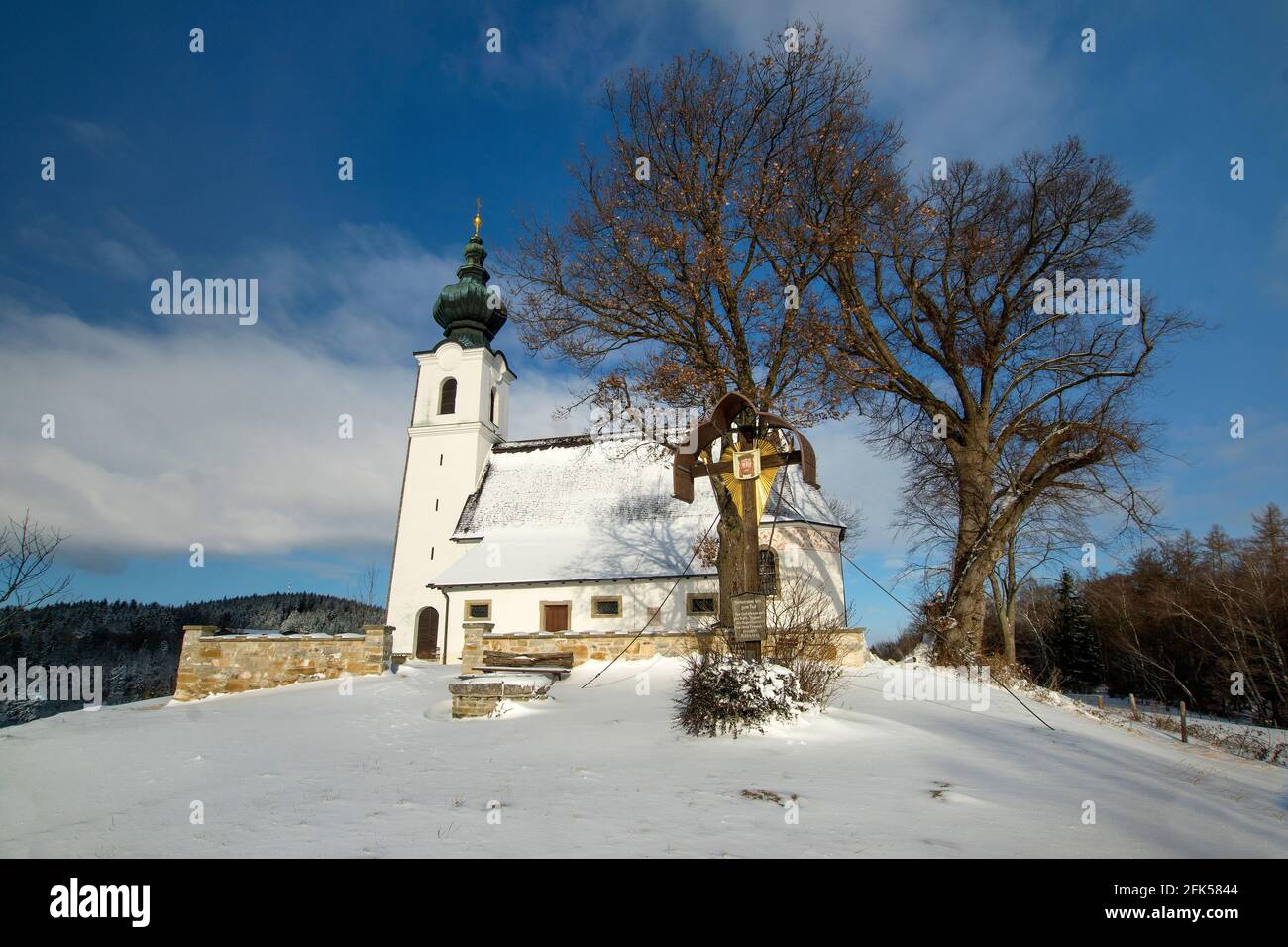 der winterliche Johannishögl in der Gemeinde Piding Stock Photo