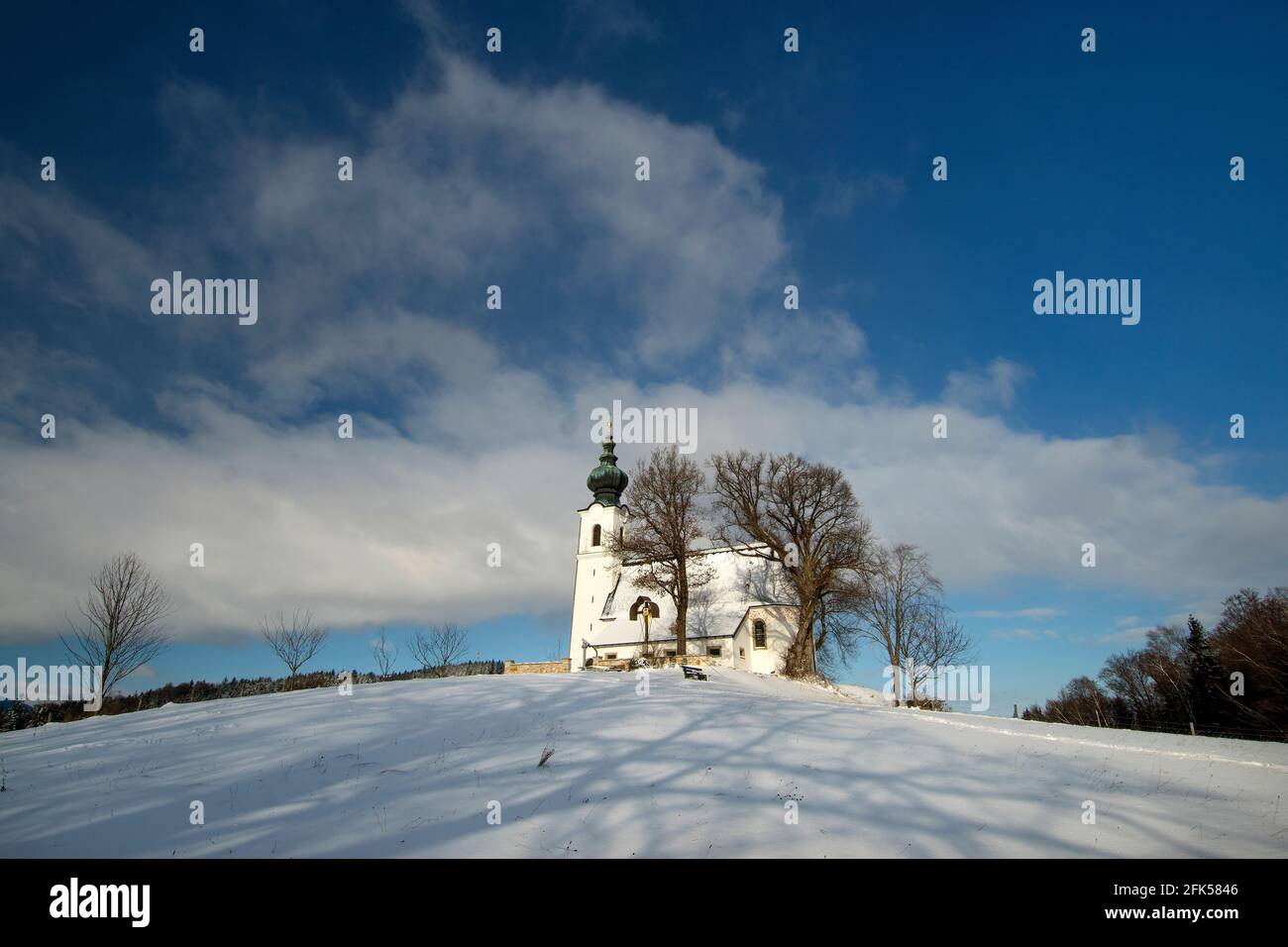 der winterliche Johannishögl in der Gemeinde Piding Stock Photo