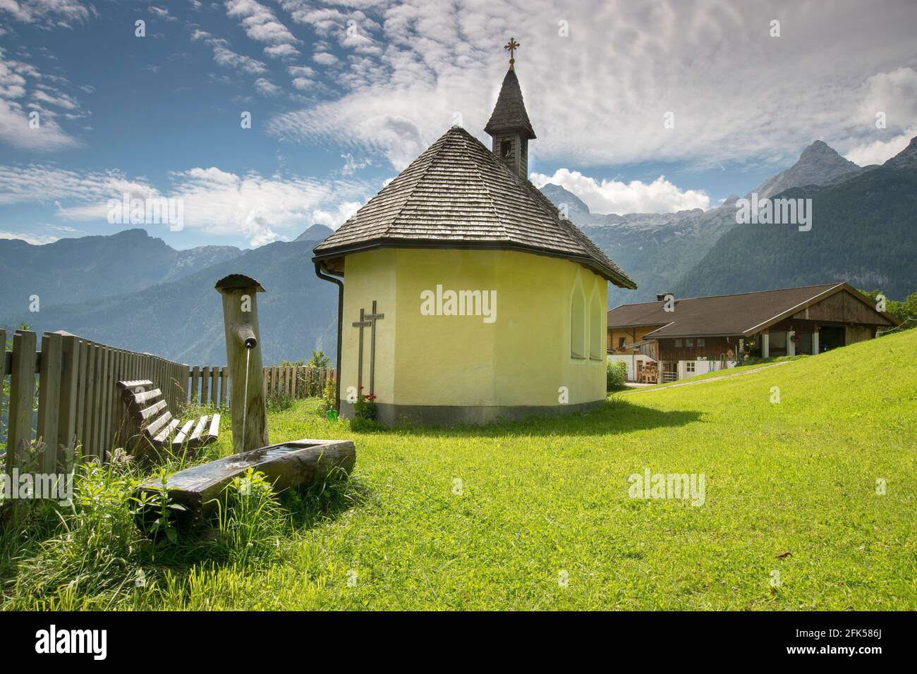Kapelle beim Wandbauer hoch über Weissbach b. Lofer Stock Photo