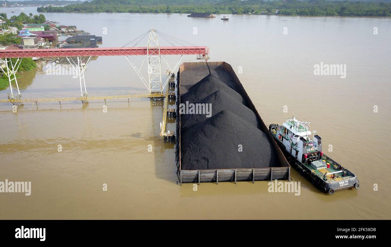 Баржу с углем. Вес баржи с углем. Баржу с углем. П харута ненецкий автономный округ. Олекминский речной порт 2022.