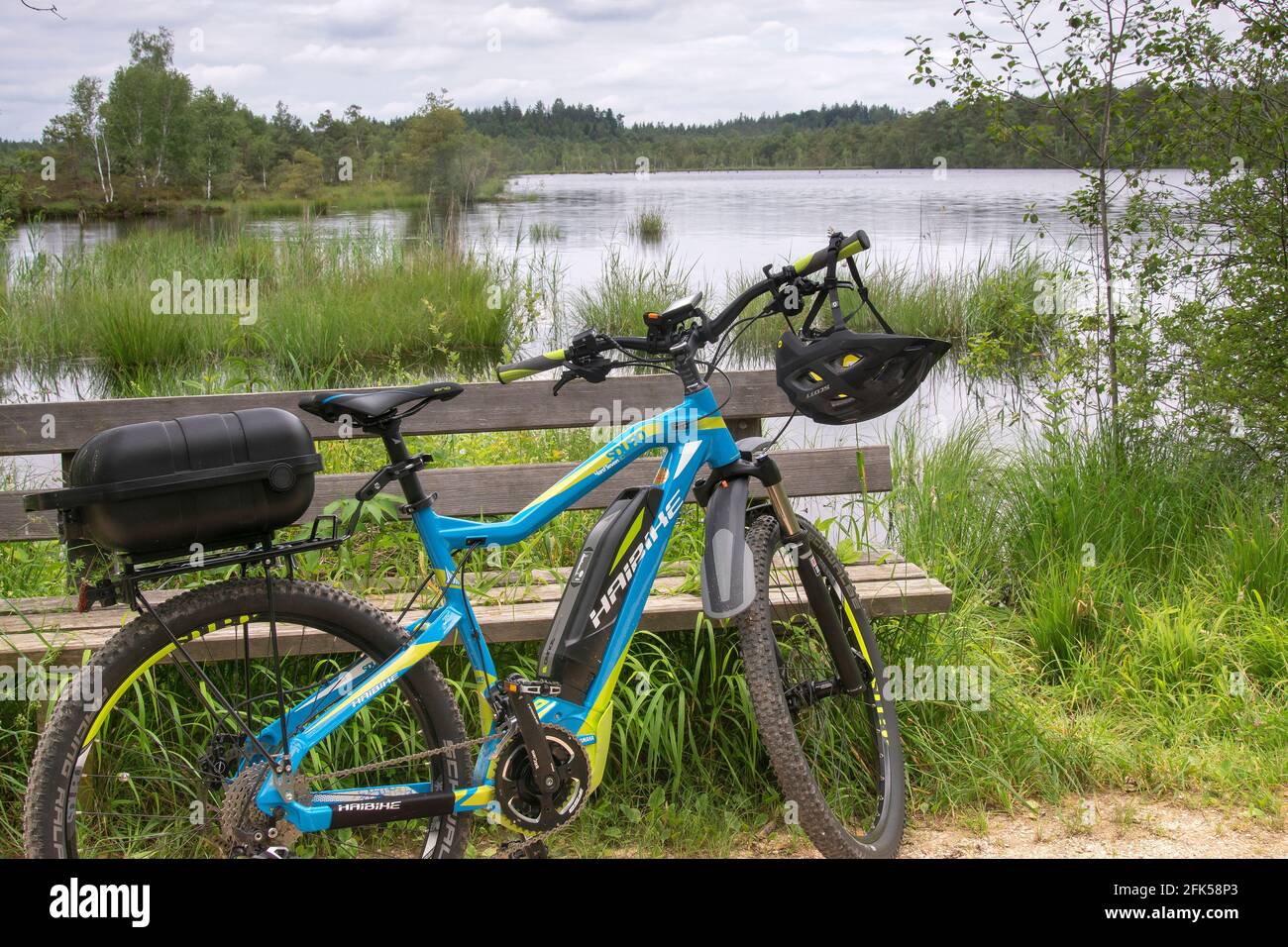 mit dem E-Bike bei Schlechtwetter im renaturierten Schönramer Moor in der Gemeinde Petting am Moorsee Stock Photo