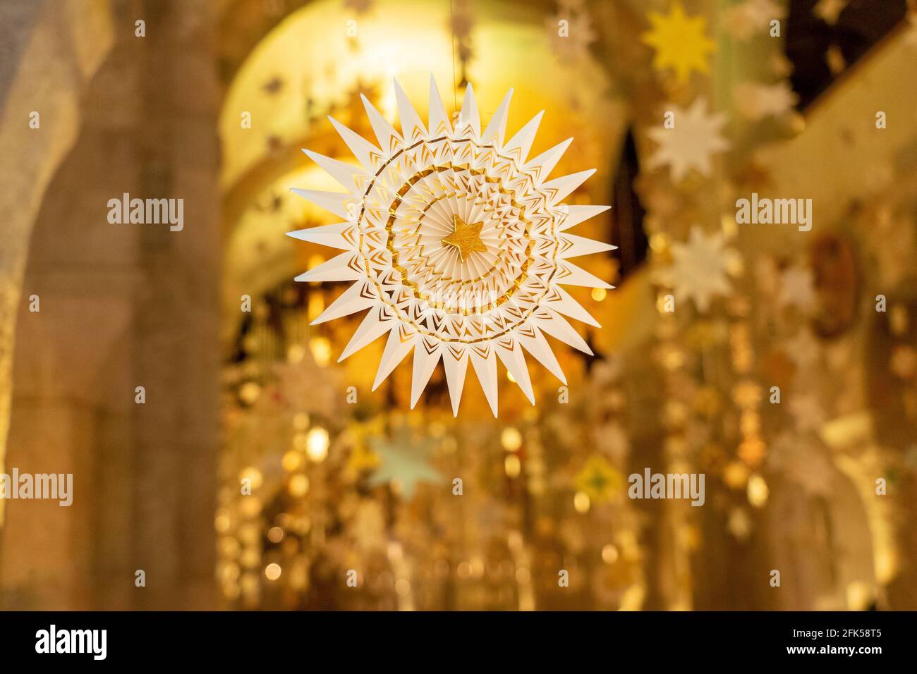 Sternstunden in der Nikolauskirche in Bad Reichenhall mit herrlicher Lichtstimmung (Advent und Weihnachten 2019) Stock Photo