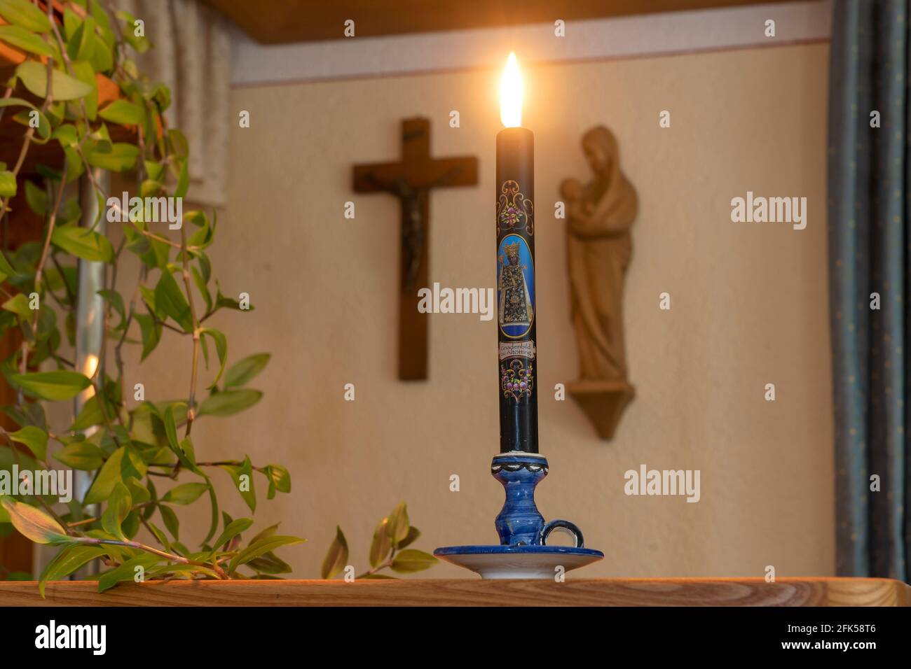 Wetterkerze vor dem Herrgottswinkel- christlicher Glaube die brennende Kerze soll Unheil bei einem Gewitter abwehren Stock Photo