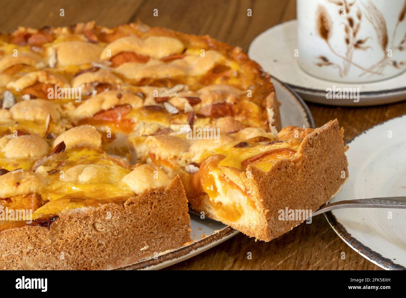 Obstkuchen mit frischen Aprikosen zu einer guten Tasse Kaffee Stock Photo
