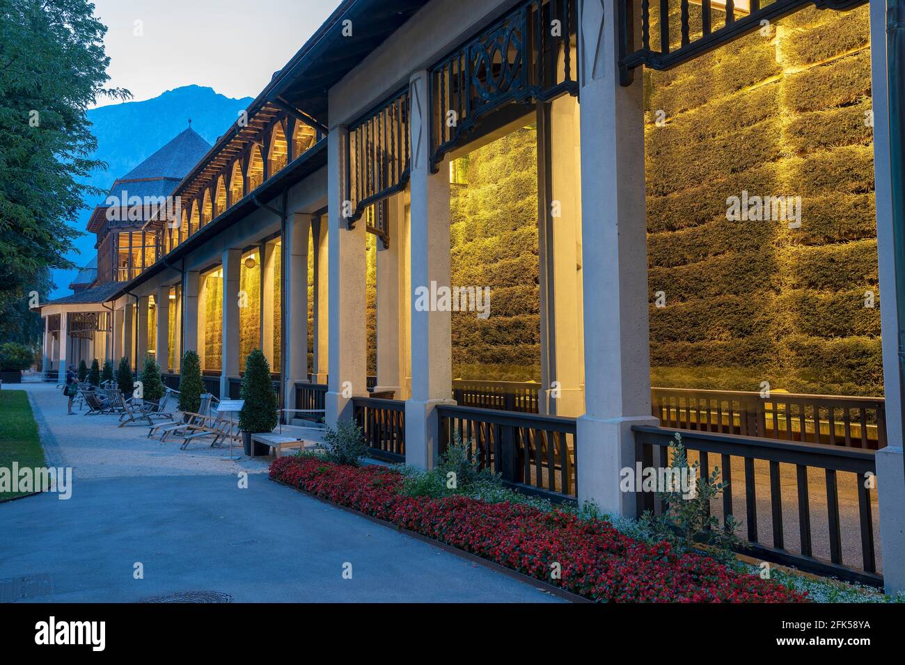 das beleuchtete Gradierhaus im Kurgarten von Bad Reichenhall zur blauen Stunde der einsetzenden Nacht Stock Photo