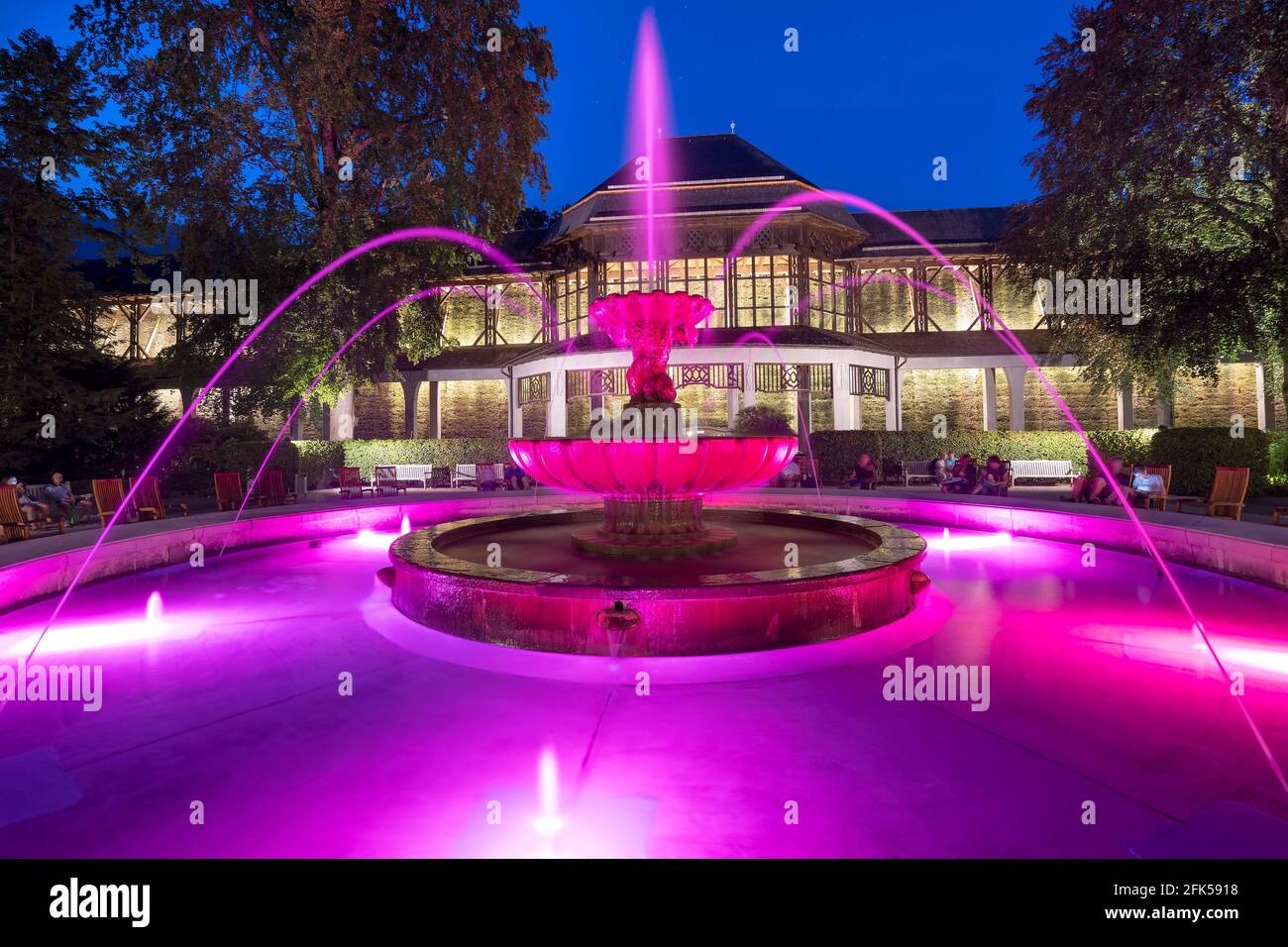 im königlichen Kurgarten Bad Reichenhall  der beleuchtete Solebrunnen vor dem Gradierhaus Stock Photo