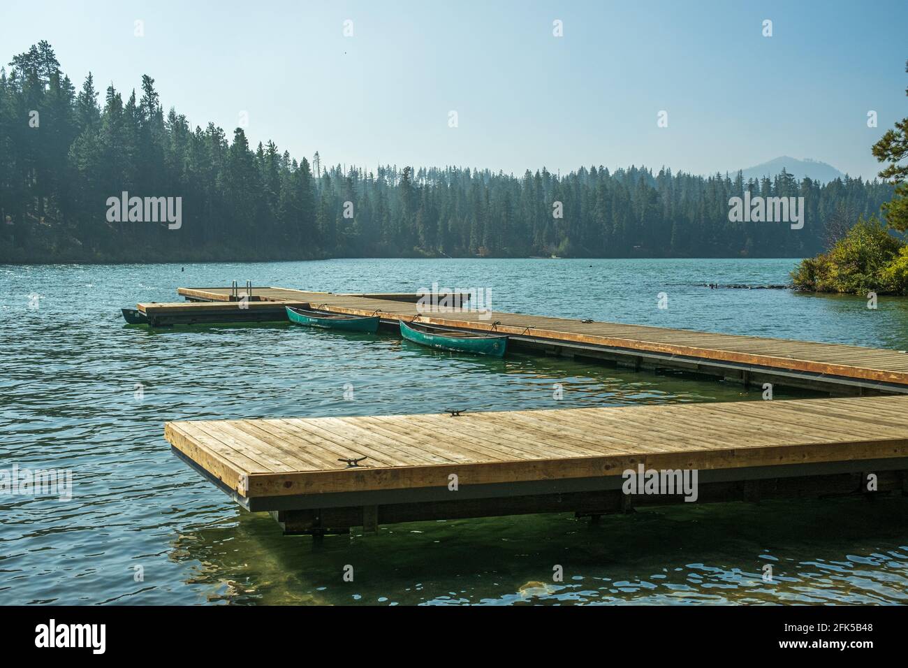 Pier on the scenic Suttle Lake in Oregon, USA Stock Photo