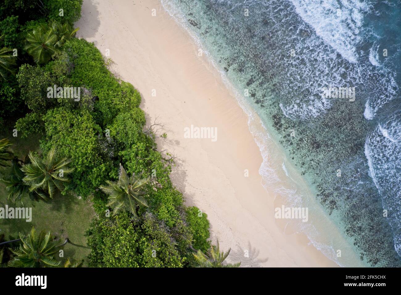 Drone along the beach hi-res stock photography and images - Alamy