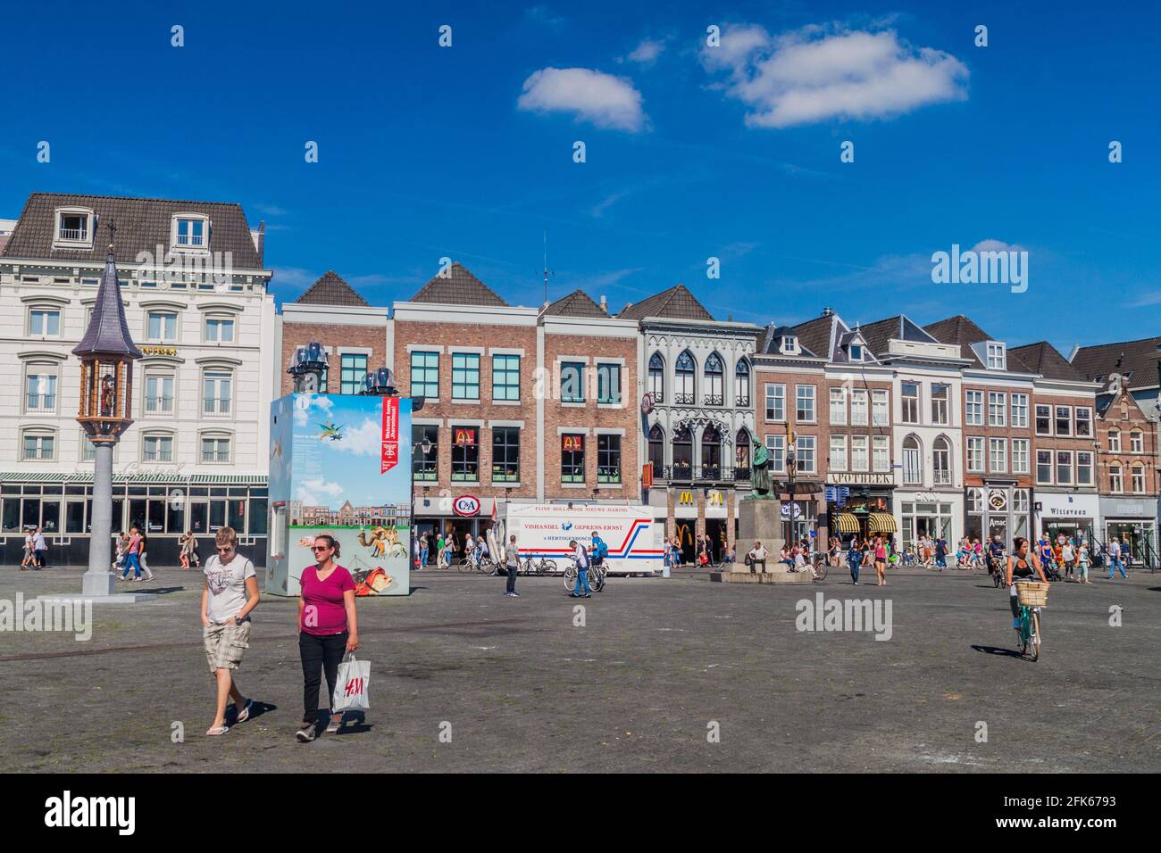 DEN BOSCH, NETHERLANDS - AUGUST 30, 2016: Historic houses at Markt Market  square in Den Bosch, Netherlands Stock Photo - Alamy