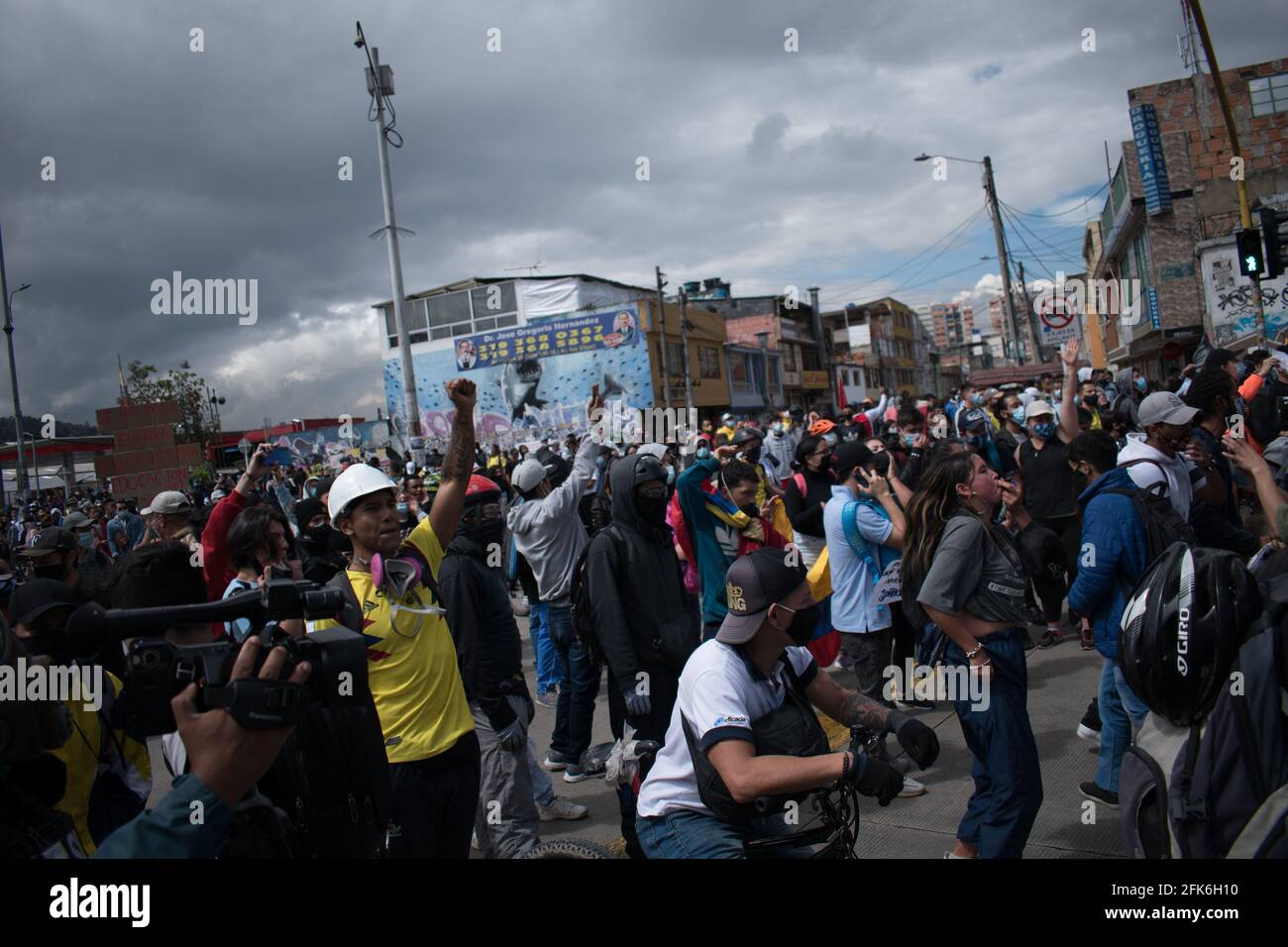 Bogota, Cundinamarca, Colombia. 28th Apr, 2021. Demonstrations rise against the tributary reform of president Ivan Duque on April 28, 2021, demonstrations rised to clashes between police and demonstrators. Credit: Daniel Santiago Romero Chaparro/LongVisual/ZUMA Wire/Alamy Live News Stock Photo