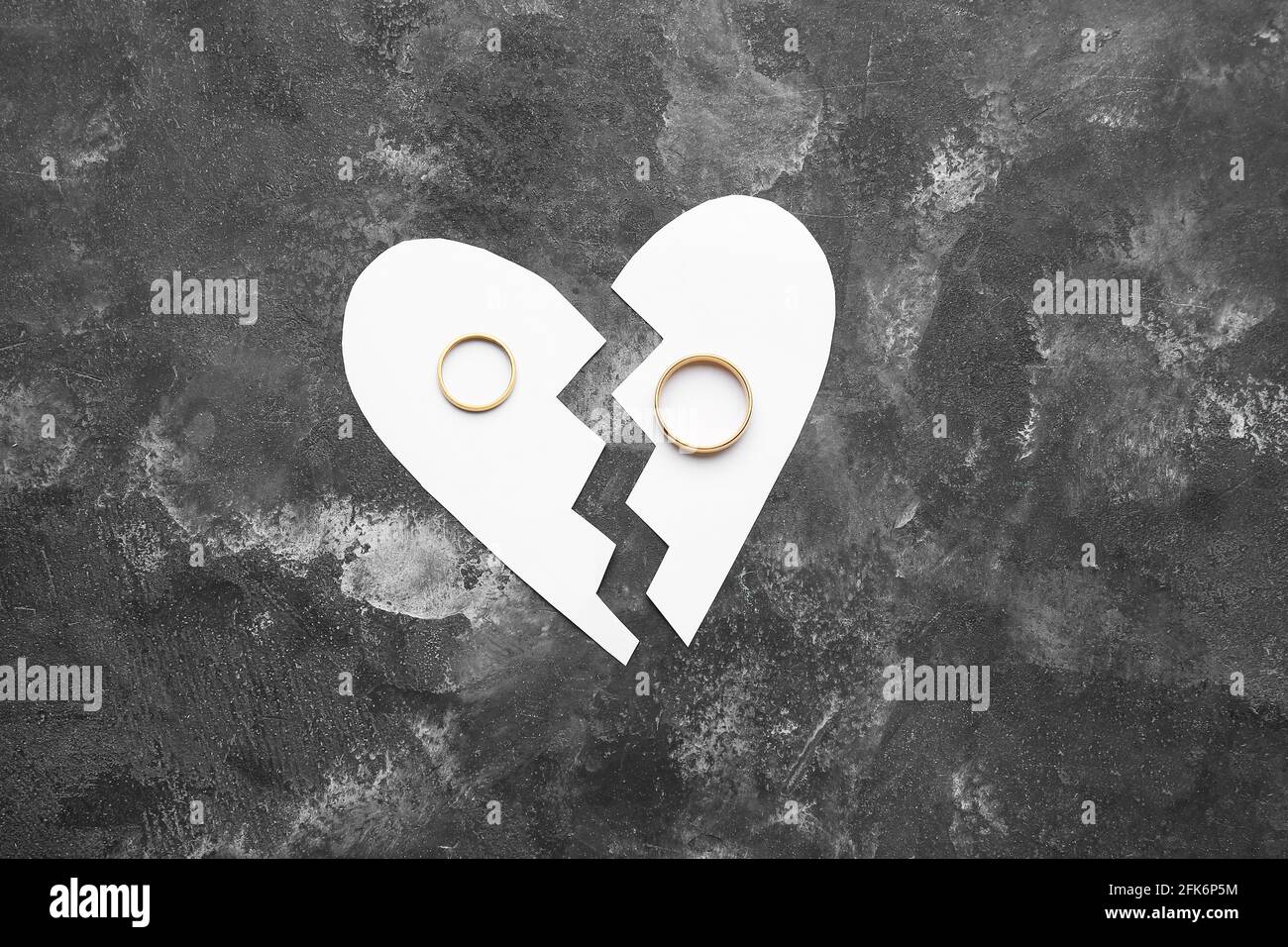 Broken paper heart with rings on grunge background Stock Photo - Alamy