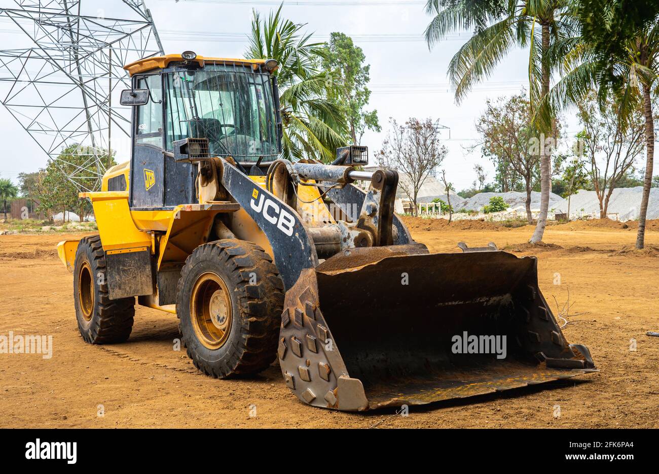 The JCB 432 ZX is a popular wheel loader that can handle the toughest digging and dump situations. Stock Photo