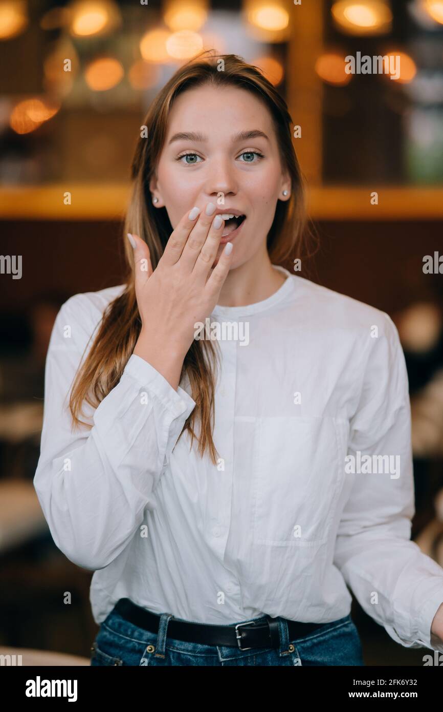 Headshot portrait of smiling young woman. Close up Stock Photo - Alamy
