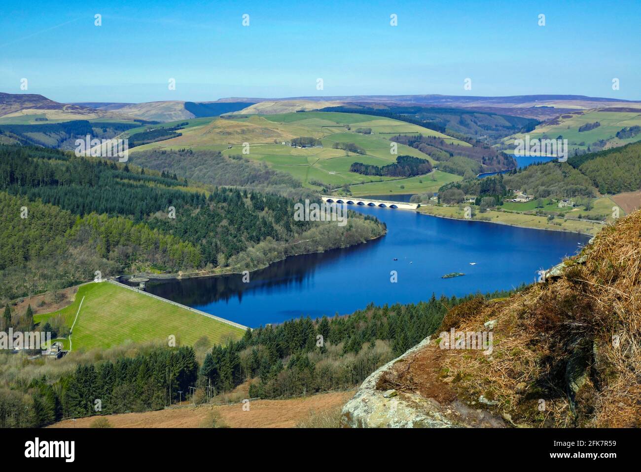 Bamford Edge Above Ladybower Reservoir Derbyshire Peak District Stock bamford-edge-above-ladybower-reservoir-derbyshire-peak-district-stock