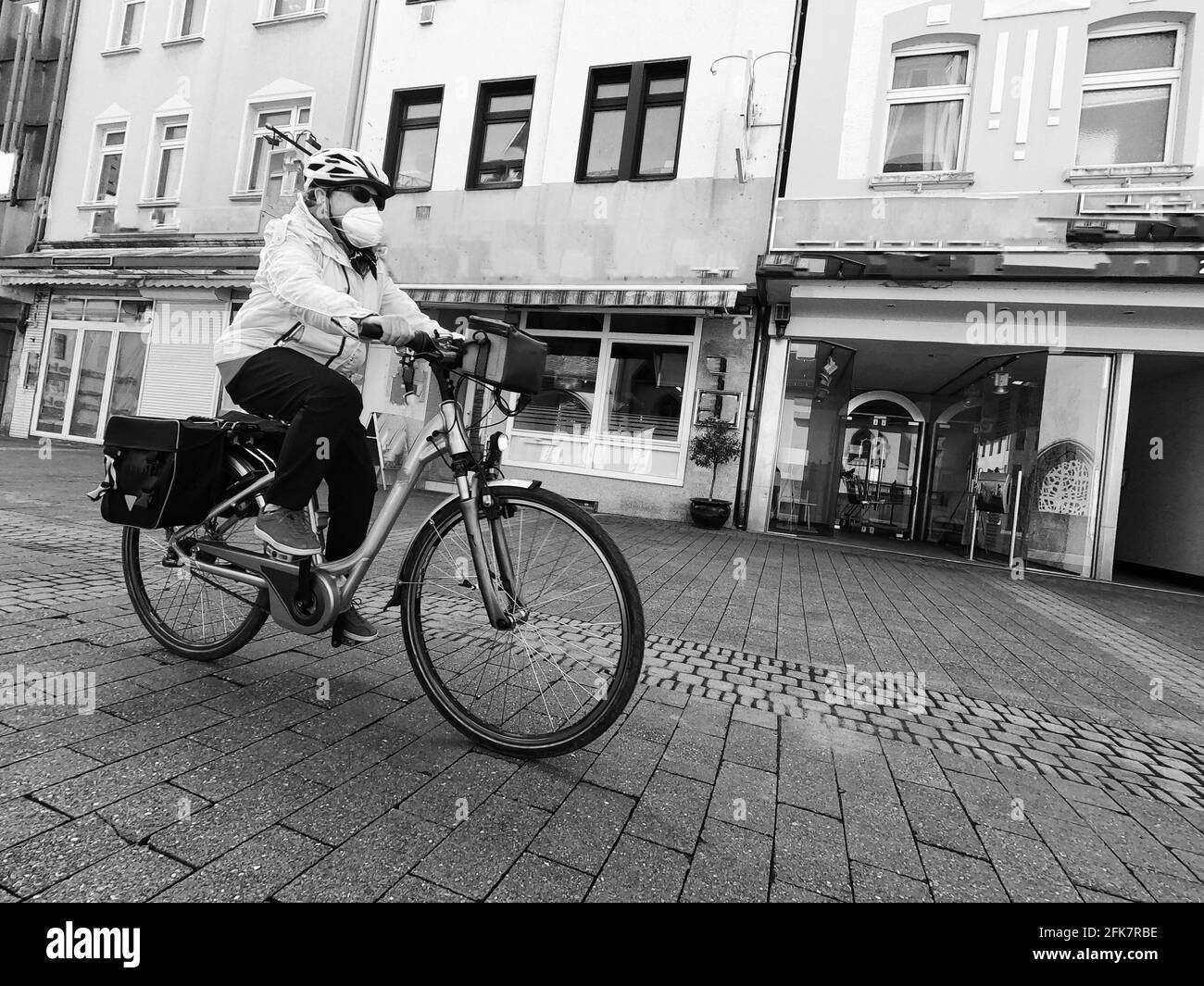 KöLN, GERMANY - Apr 22, 2021: Corona Virus Schutz beim Fahrrad fahren mit einer Maske Stock Photo