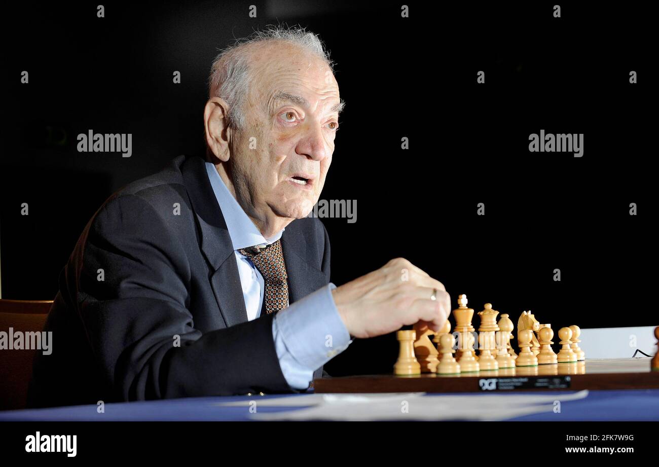 Alexander Alekhine playing simultaneous chess, 1930 Stock Photo - Alamy